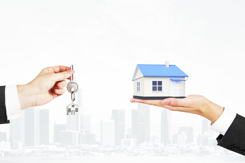 hand holding keys hand holding house